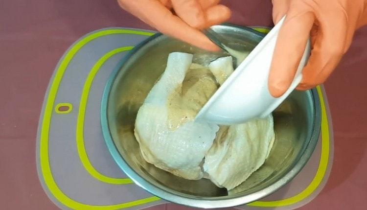 Разбъркайте соса и изсипете краката.