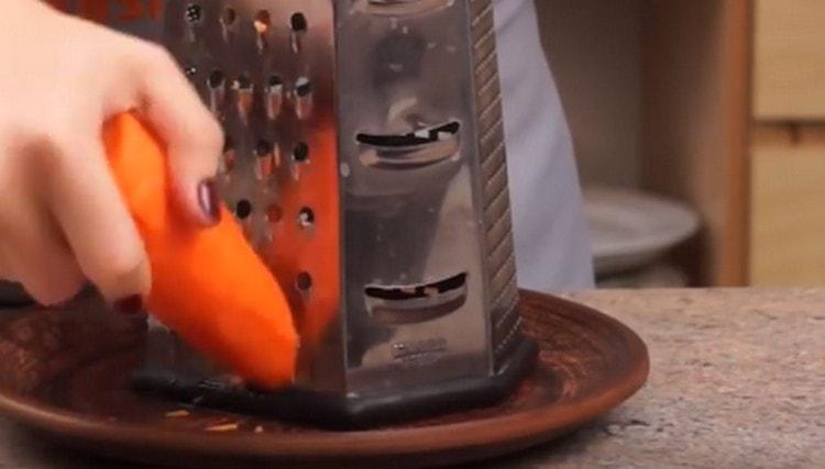 На едро ренде натриваме моркови.
