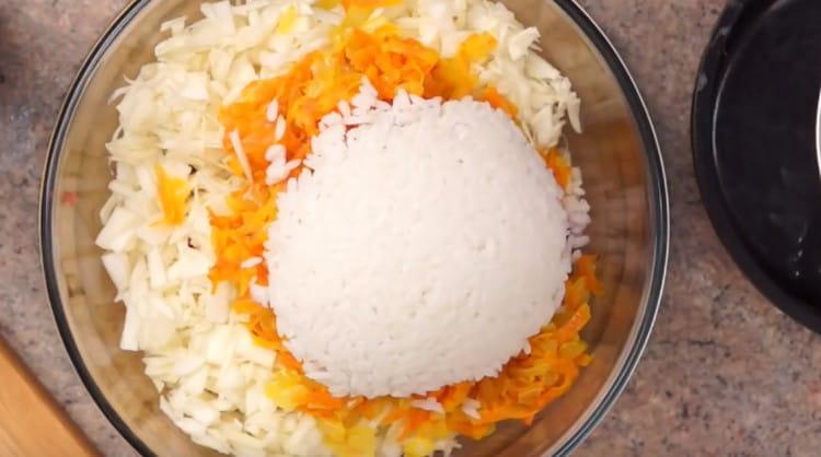 Комбинираме в една купа зеле, кайма, ориз, сотирани зеленчуци.