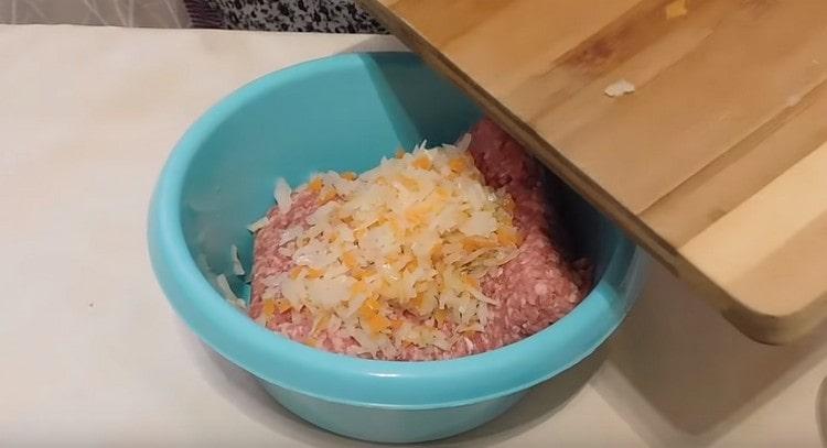 Прехвърляме зелето към каймата.