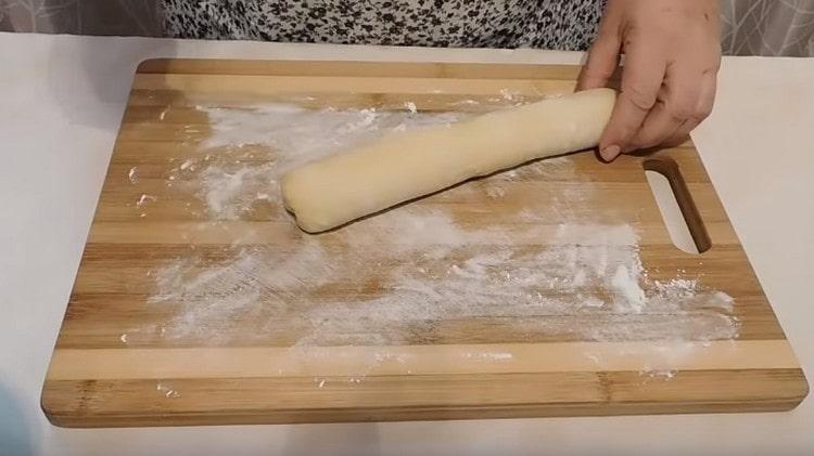 От тестото оформяме наденица.