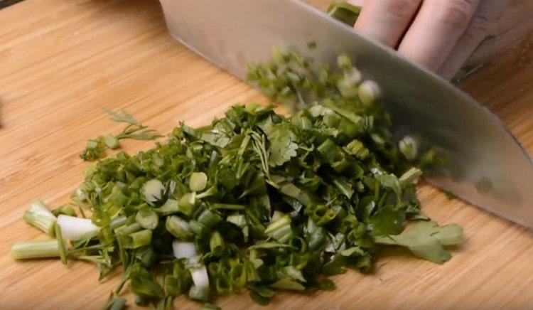 Смелете всякакви пресни билки на вкус.