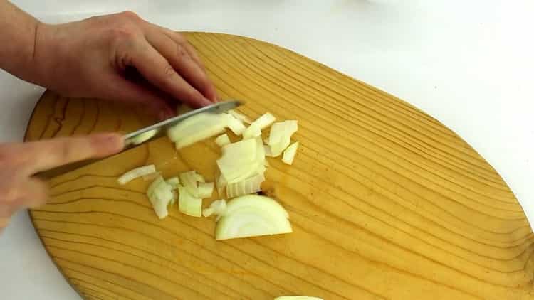 За да приготвите моркови котлети, накълцайте лука