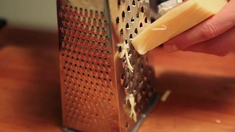 Докато месото се пече, настъргваме твърдото сирене.