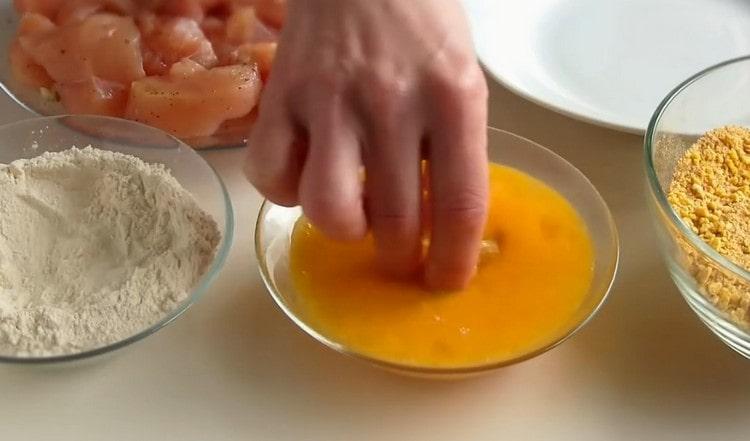 След брашното изпращаме месото към яйчената маса