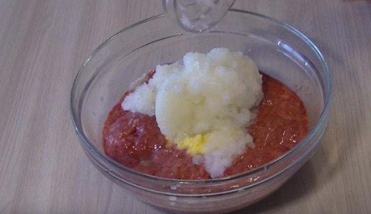 Чрез месомелачка предаваме пилешкия дроб, лука и картофа.