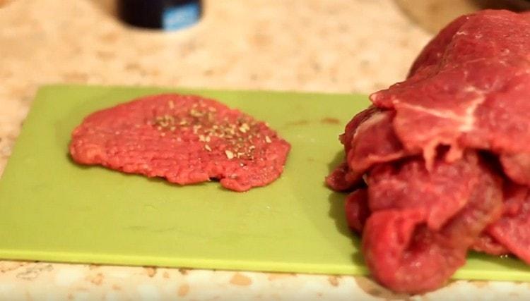 Поръсете месото със сол и подправки на вкус.