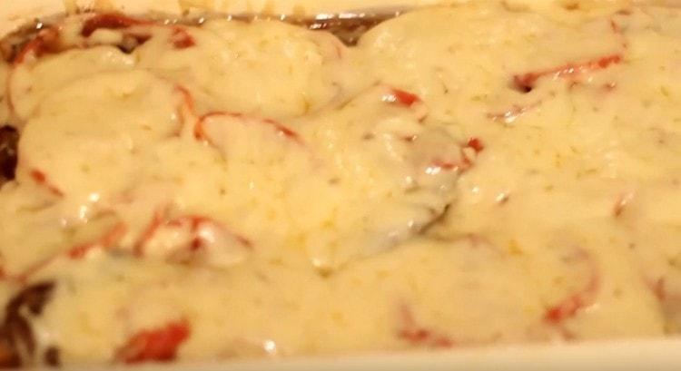 Телешки котлети във фурната ще бъдат още по-вкусни, ако ги поръсите със сирене в края на готвенето.