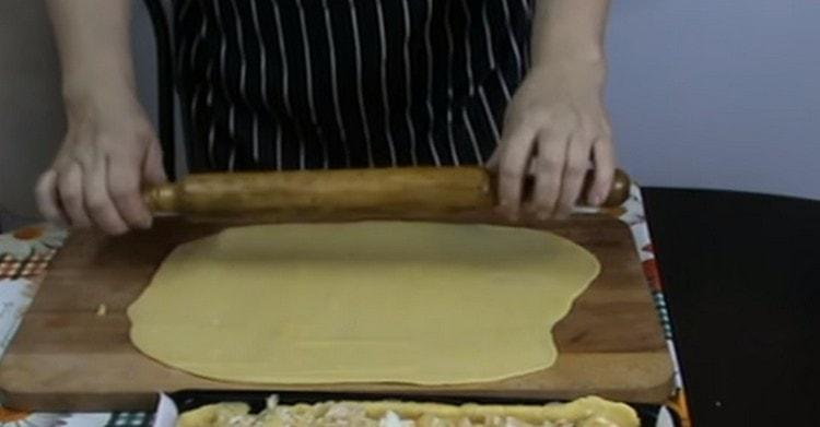 Разточваме и друга част от тестото.