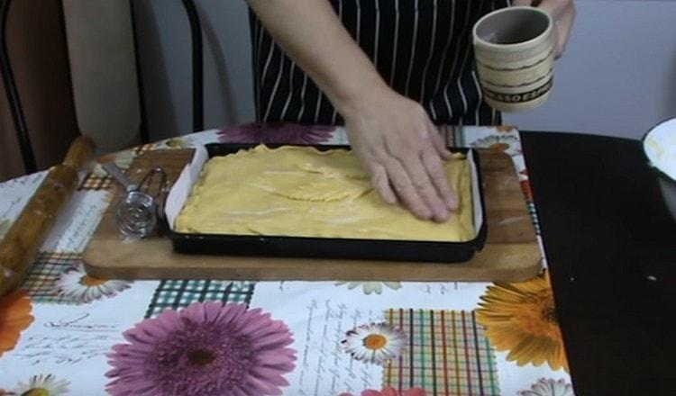 Преди печене продуктът може да се намаже с разбит жълтък.