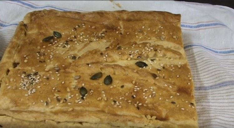 Такъв пай със зеле и риба е много сърдечен и вкусен.