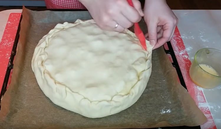 Разбийте жълтъка и намажете тортата.
