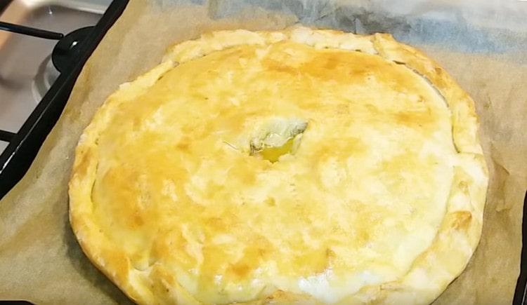 Пай с картофи и гъби се превръща в русен и сочен.