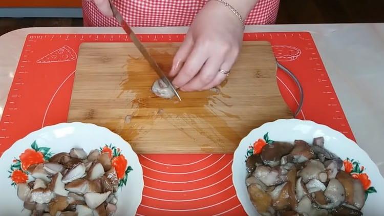 Изплакнете сварените гъби и нарежете на филийки.