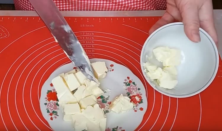 Нарежете маслото на филийки.