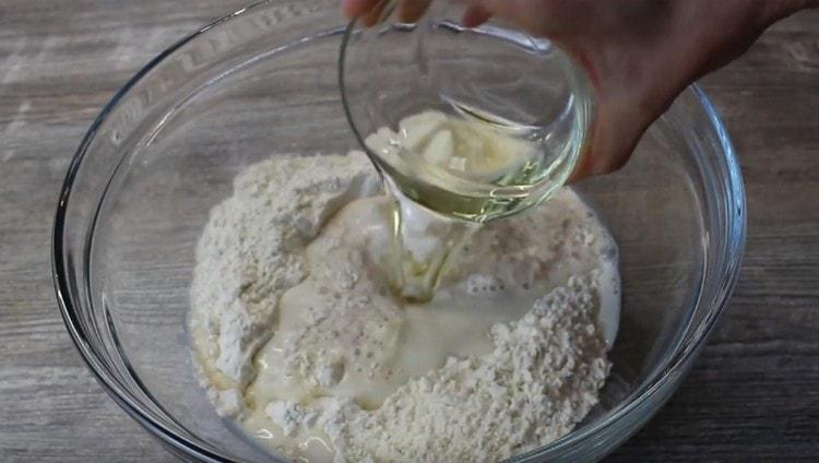 Добавете растително масло и мая мая към брашното.