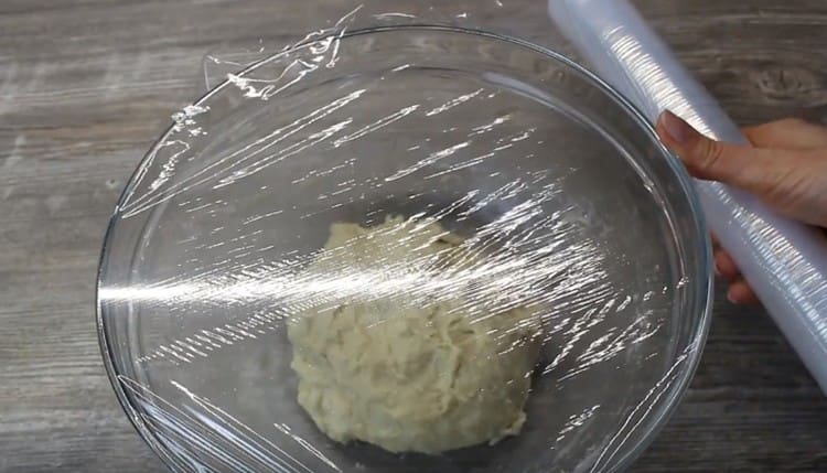 Покрийте тестото със слепващ филм и оставете на топло място, за да може да втаса.