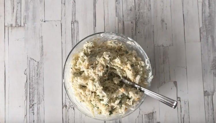 Добавете сол и черен пипер на вкус, разбъркайте.