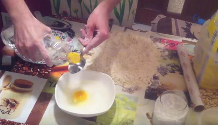 Разбиваме яйцето във водата, добавяме сол и оцет.