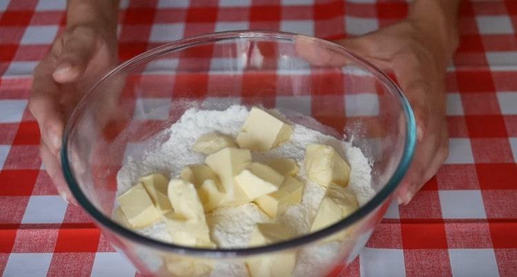 Пресейте брашното в купа и наредете парчета студено масло.