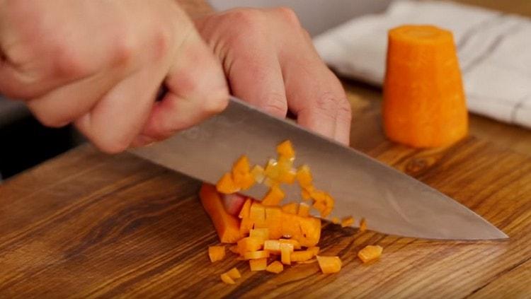 Нарежете морковите на малки кубчета.