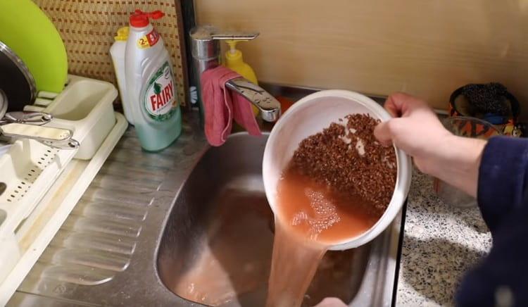 Изплакнете обилно под течаща вода.