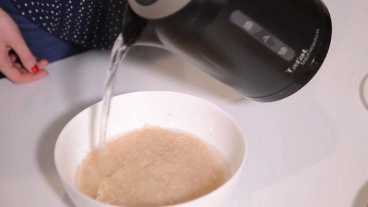 Изсипете ориз в купа с вода.