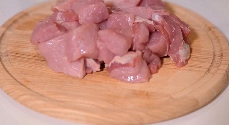 Нарежете свинското на парчета.