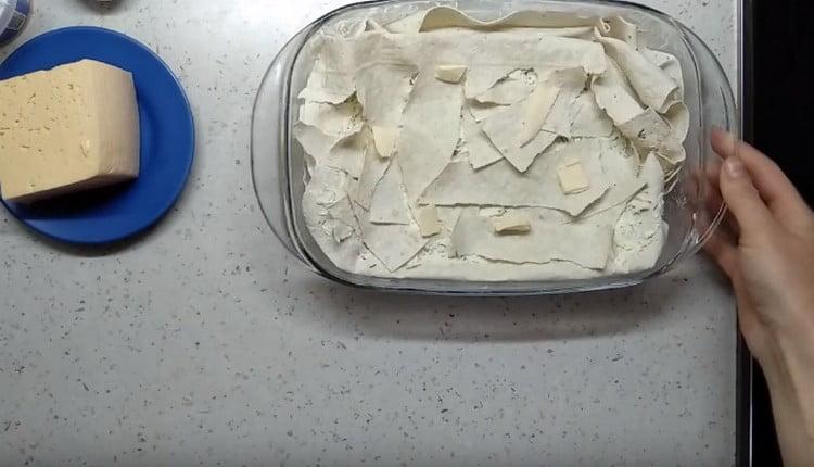 Поставете парчета масло отгоре на детайла.