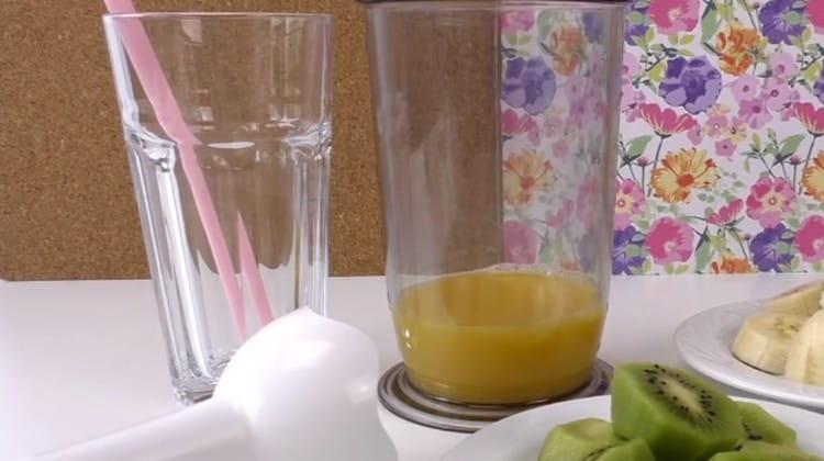 Изсипете портокаловия сок в купата на блендера.