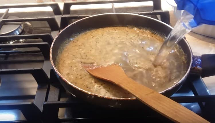 Когато масата с брашно се сгъсти, добавете към нея вода, оставете да ври още няколко минути.