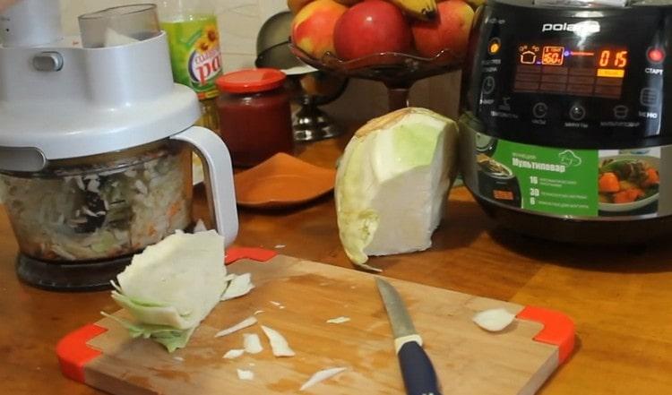 Настържете зелето.