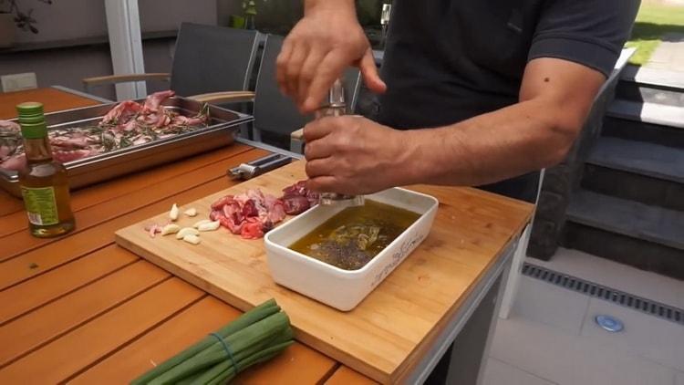 За направата на шишчета за барбекю.пригответе съставките за марината