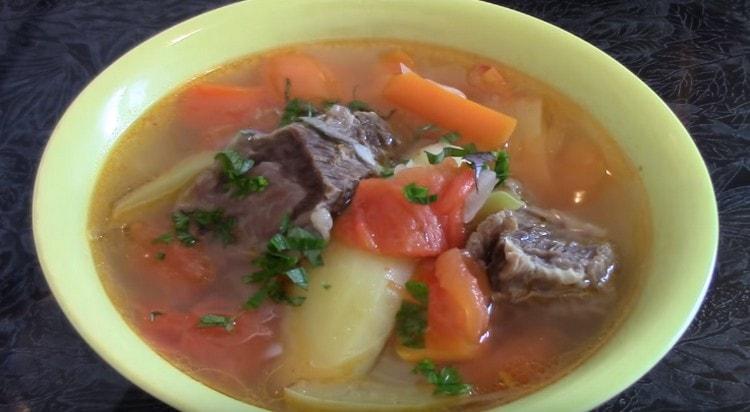 Говеждо шурпа, приготвена по тази рецепта, е много вкусна.