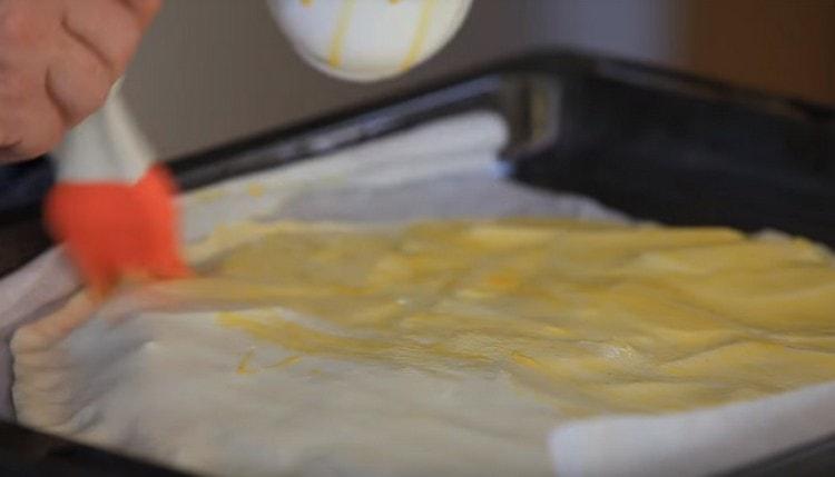 Намажете целия продукт отгоре със същия жълтък.