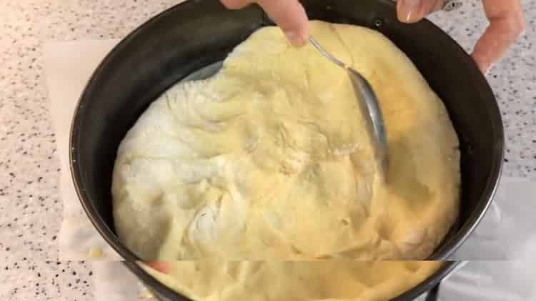 За да направите баба баница, сложете тестото във формата