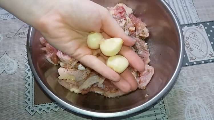 За да направите пилешка шунка у дома, добавете чесън