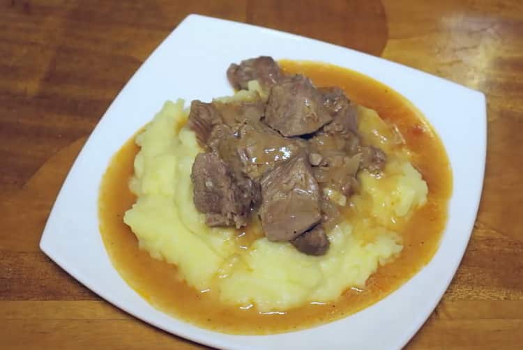 Вкусен телешки гулаш, приготвен в бавна готварска печка, е готов