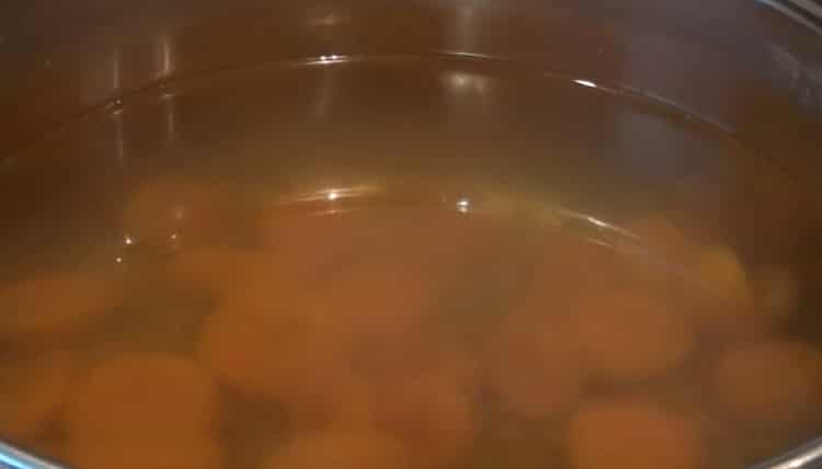 Вкусни задушени кайсии готови