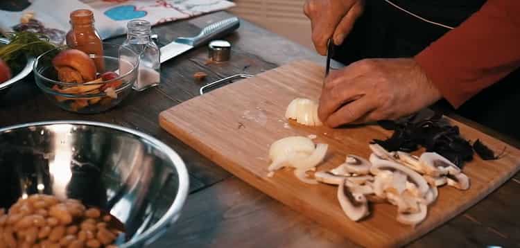 За да приготвите целия заек във фурната. нарязваме лука