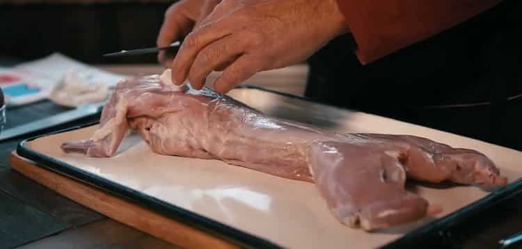 За да приготвите целия заек във фурната. пригответе съставките