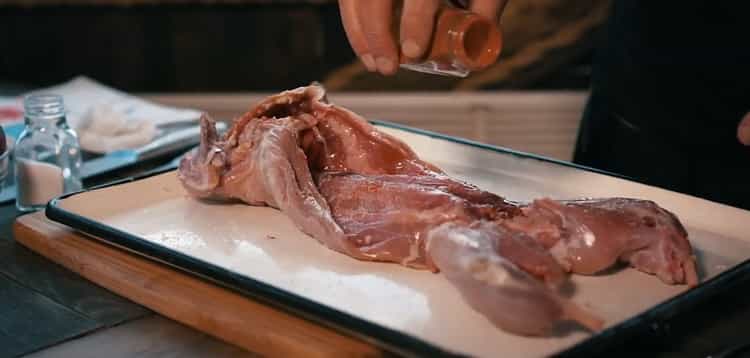 За да приготвите целия заек във фурната. сол месото
