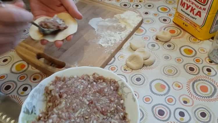 За да готвите мантия в бавна печка, сложете каймата върху тестото за няколко