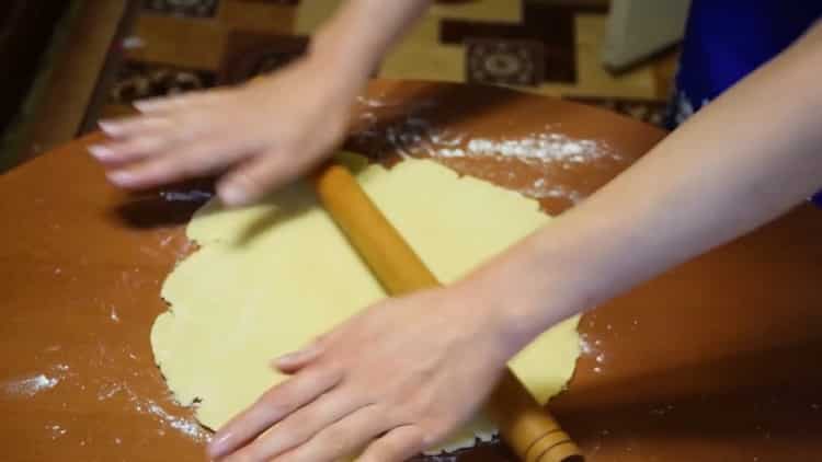 Разточете тестото, за да направите отворен пай.