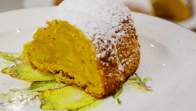 Вкусен тиквен пай, приготвен по стъпка по стъпка рецепта, е готов.