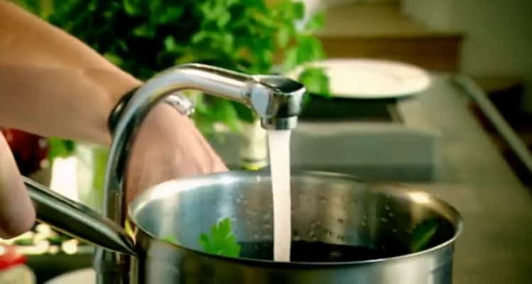 Налейте вода в триката за зайци