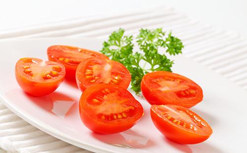 Половинки домати в чиния