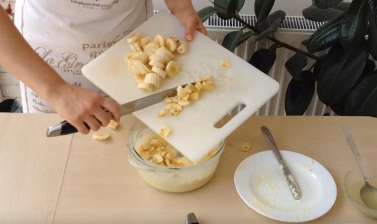 Ситно нарязани банани в смес от масло и кондензирано мляко.