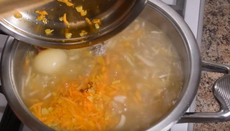 Изпращаме готовото пържене в тигана.