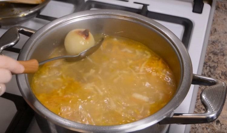 Изваждаме месото и лука от бульона.